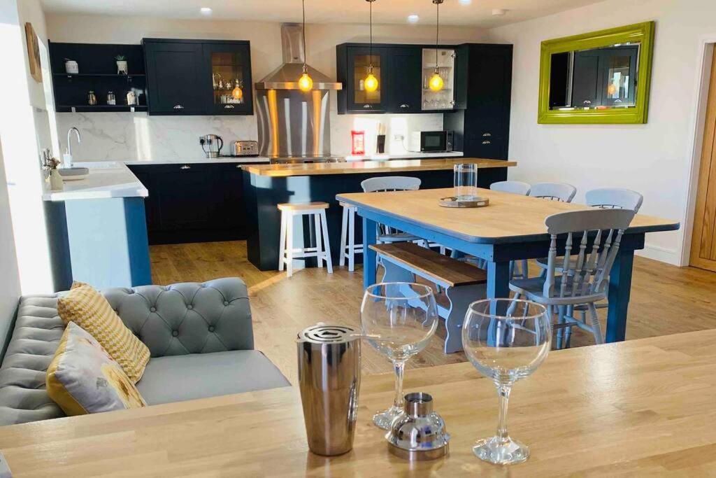 Nether Newton - Sleeps 12, Hottub, Sauna, Private Garden Newmilns Bagian luar foto