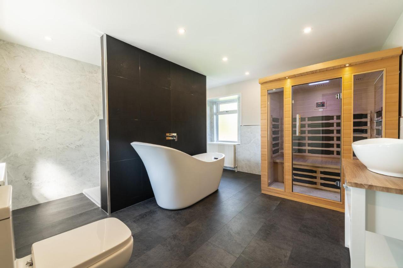 Nether Newton - Sleeps 12, Hottub, Sauna, Private Garden Newmilns Bagian luar foto