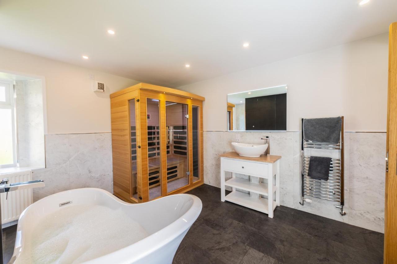 Nether Newton - Sleeps 12, Hottub, Sauna, Private Garden Newmilns Bagian luar foto