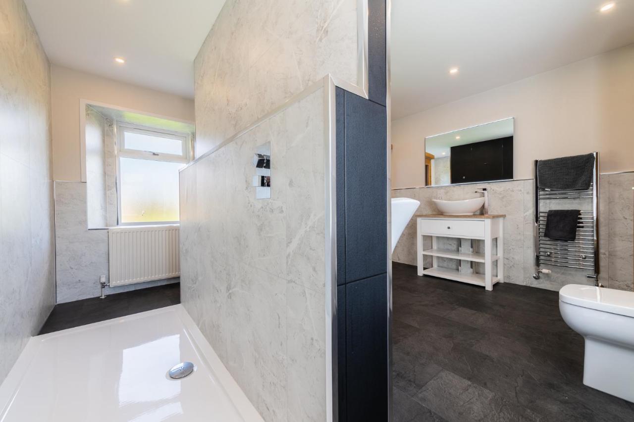 Nether Newton - Sleeps 12, Hottub, Sauna, Private Garden Newmilns Bagian luar foto