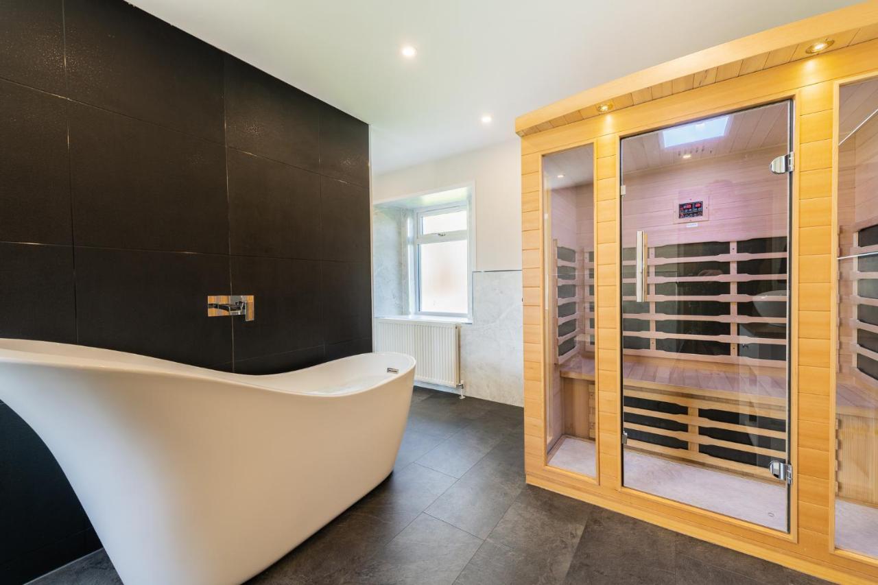 Nether Newton - Sleeps 12, Hottub, Sauna, Private Garden Newmilns Bagian luar foto